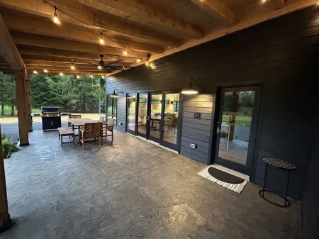 Modern House at Easy Street on the River- Large sports field and River Access!