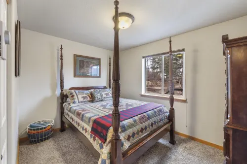 Lakefront Cabin with 2 Decks and Amazing Views. Firepit, Cornhole, Kayaks!