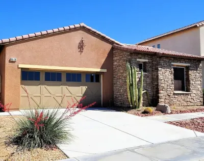 Desert Oasis salt water Pool/spaHome, Gated Community w/LAKE Hotels near 7-Eleven