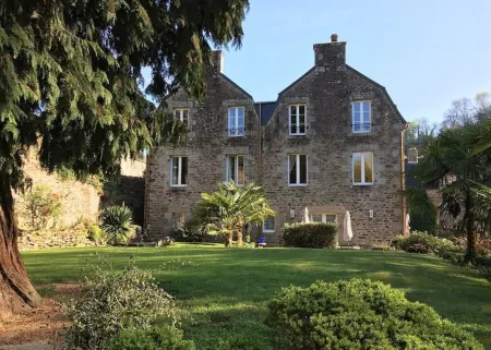 Brandily - Dinan, Brittany,  Riverside Apartment for Two Отели в г. Леон