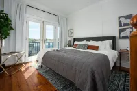 Romantic Waterfront Getaway with an optional MotorBoat Hotels in White Lake