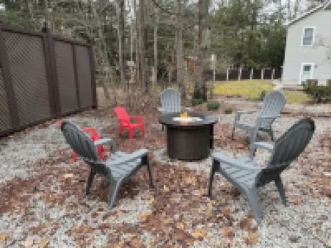 Charming Lake Community Bungaloo. Comfortable living with 86 inch tv! Hotels in Barnstead