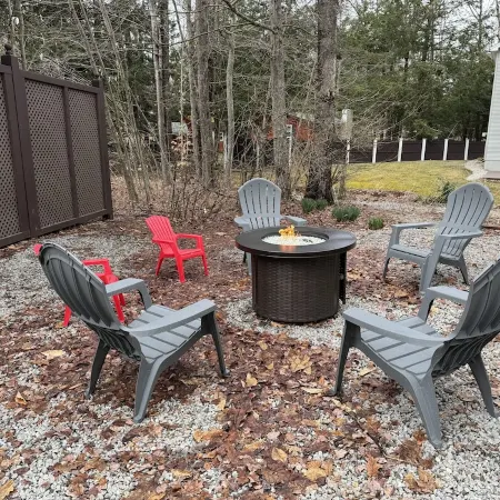 Charming Lake Community Bungaloo. Comfortable living with 86 inch tv!