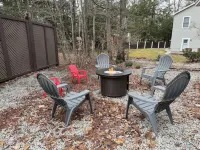 Charming Lake Community Bungaloo. Comfortable living with 86 inch tv!