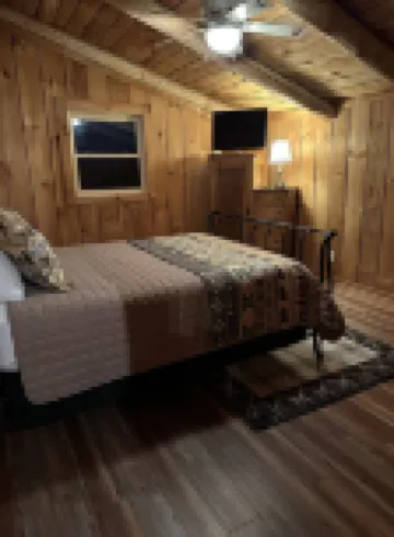 Rustic log cabin~ HOT TUB~ Breathtaking mountian views near Hatley Point
