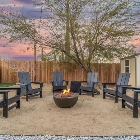 Oasis🌵in the❤️of Joshua Tree + Gym + Hot Tub + Tesla⚡️+ pond and waterfall