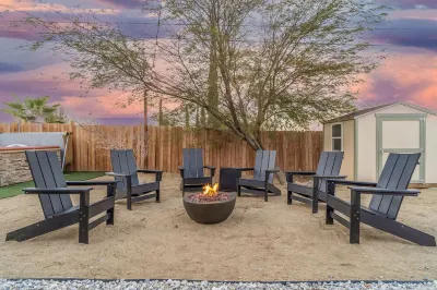 Oasis🌵in the❤️of Joshua Tree + Gym + Hot Tub + Tesla⚡️+ pond and waterfall