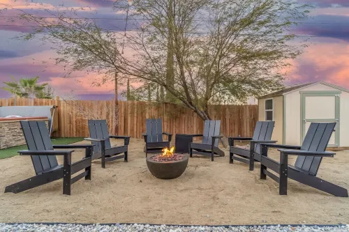 Oasis🌵in the❤️of Joshua Tree + Gym + Hot Tub + Tesla⚡️+ pond and waterfall