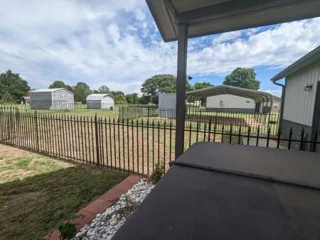 Lake View, wheelchair accessible, sandy beaches close by, quiet area Отели в г. Мак-Интош