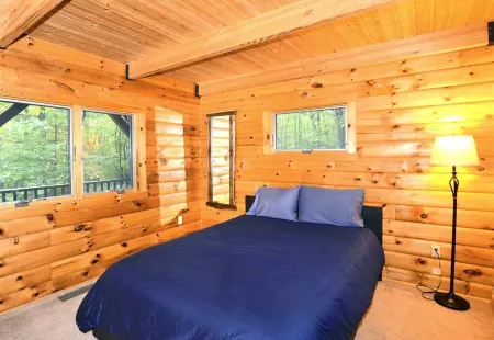 PERFECT ESCAPE For Total Privacy, Rustic Modern Cabin, 15 Pvt. Ac, WiFi, Heat/AC