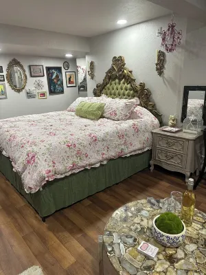 Chateau du mont Rainier - a basement apartment w a view of Mt Rainier & hot tub 펜넬 크릭 트레일 헤드 주변 호텔