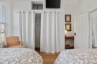 3BR 2BTH Walk to Washington Pk Bch, Outlet Mall and Franklin St. W/D HUGE bk yd.