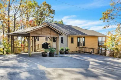 Long-Distance Views and Privacy! Easy Car Access and Walkable to Trails. Hotels near Fred W. Symmes Chapel