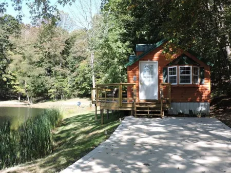 Hocking Hills-Dog Friendly Cabin with Private Pond .. Adults 18 and Older