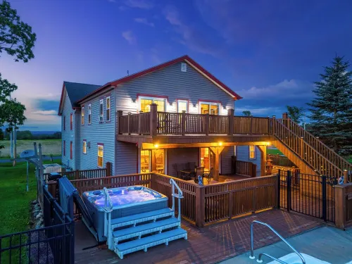 Spacious Family Retreat on 10 Acres! 9 Bedrooms - in-Ground Pool, Hottub, Sauna!