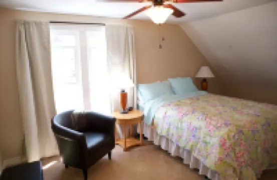 Jefferson Garden Cottage Central Salem. We'd Love to Host Your Family & Friends.