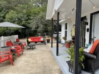 Hidden Gems in Heart of Suwanee 1Br/1Ba - 2 separate cottages available Hotels in Suwanee