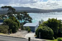 THE BILLOWS - BINALONG BAY.  Hamptons style escape overlooking the Bay of Fires.