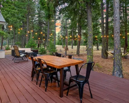 5-star family home with game room, private hot tub, summer pool, near the lake! Hotels in Ronald