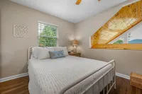 Stylish cabin w/ beautiful SUNRISE mountain view & hot tub, perfect location! Hotels near حديقة جبال غريت سموكي الوطنية