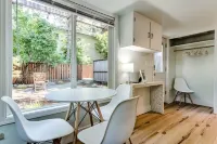 University Cottage, 2 blocks from U of O.