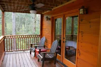 Riverfront cabin with WiFi, 2 fireplaces, game room, pool table and hot tub.