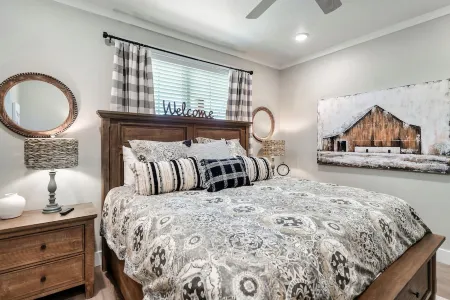 Three king bedrooms with pool table and hot tub! Отели рядом с достопримечательностью «Sims Point»