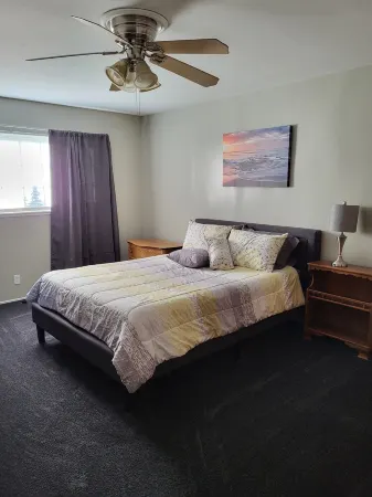 Spacious Red Bluff mid-century ranch style Отели в г. Ред Блафф