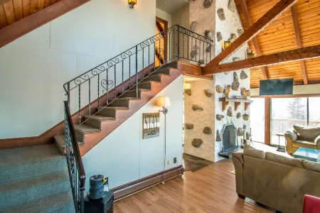 Spectacular Views Large Deck Three Floors with bedrooms/bathrooms on each floor