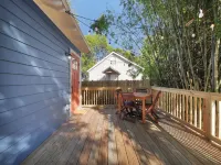 Little Palm Bungalow close to downtown and the beach