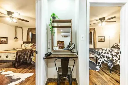 Lone Star Suite: Rustic Luxe, 2 King Beds, Fireplace, Full Kitchen, courtyard Отели рядом с достопримечательностью «Университет Техас Тек»