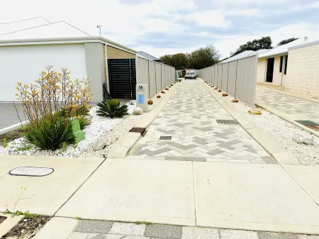 Brand New 5 Bedroom Home 1km from the Beautiful Busselton Beaches Отели в г. Джограф