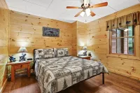 4Bdr+ Loft ~ Dog Friendly~ Hot tub~ Game Room ~ Resort Pool ~ Fire Pit- Ellijay