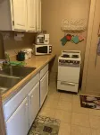 Secluded city cottage. 3 blocks from beach & Main Street shopping