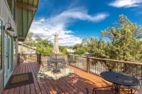 2 miles to downtown Whiskey Row! Cozy Boulder Cabin is family friendly with spa!