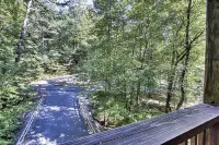 Romantic, Cozy & Beautiful Getaway Cabin, Hot Tub & Close to Parkway!