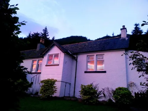 A tranquil, wildlife haven with stunning loch and mountain views - pet friendly.