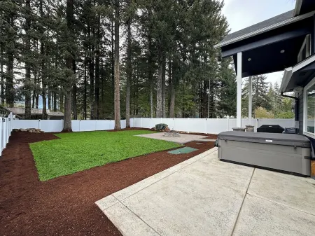 Custom-built Detroit Lake house -- walking distance to the lake and town!