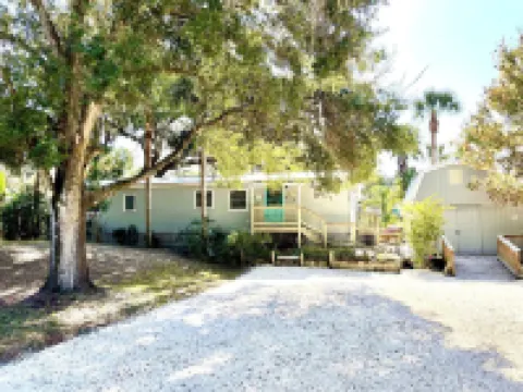 Charming Waterfront Canal Home in beautiful Old Homosassa! 5 Kayaks, Dock, Bikes