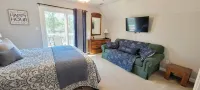 Beautiful Lake Front in Quiet Cove, Convenient to Boat Ramp, Dining & Shopping - 3 stjerner
