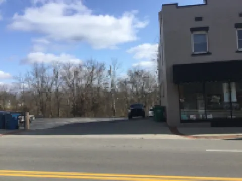 5 minutes from the Ark! Pet friendly