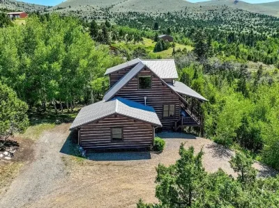 Virginia City Mountain Splendor! Hotels near Norris Hot Springs