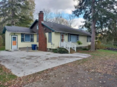 Geneva on the Lake HOT SPOT, 3 bedrooms/ w loft,2 bath ,sleeps 8-10. Huge deck .