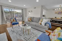 9 mins from Disneyland Arcade Jacuzzi EV Charge