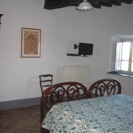 Hilltop Farmhouse - Countryside Views: 5 Beds (+2 Extra DR - ensuite BR (+20%)