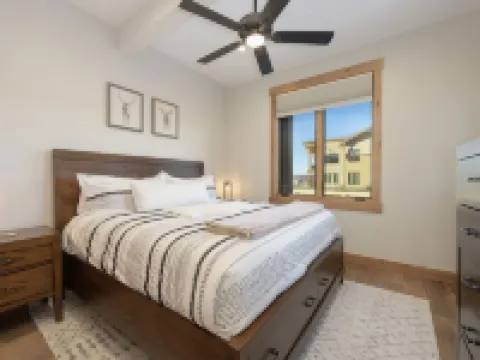 Brand new Grand Park retreat! Private hot tub and custom bunk room! フレイザーのホテル