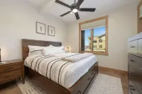 Brand new Grand Park retreat! Private hot tub and custom bunk room!