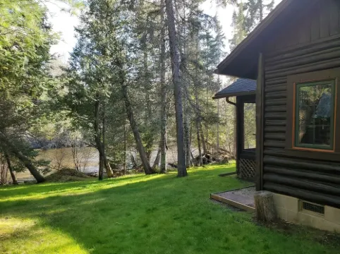 Grayling, MI - Fisherman's Log Cottage on the "Holy Waters" of the AuSable River