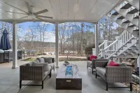 PRIVATE LAKEFRONT HOME WITH HOT TUB & AMAZING VIEW OF LAKE OCONEE