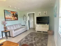 Charming 2-bedroom house with AC, WiFi on canal with Lake June access! Hotels in Highlands County